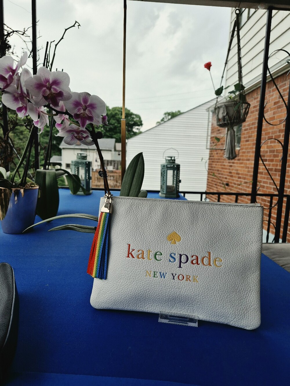 KATE SPADE 🎀 PRIDE Pebbled Leather CLUTCH 🌈 WHITE w/RAINBOW Tassel & Lettering
